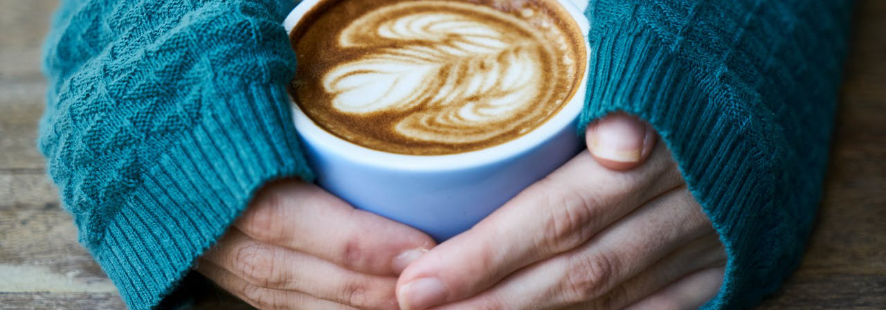 Tasse frisch zubereiteter Kaffee als Symbol für Customer Centricity – Endkunde im Fokus, Kundenerlebnis und Genussmoment im Mittelpunkt