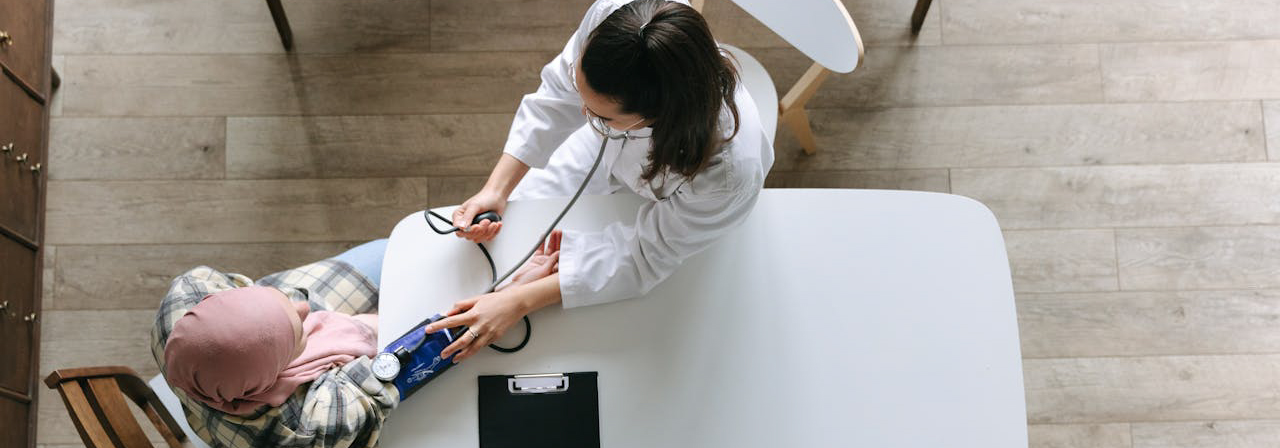 Patient beim Arzt für Vorsorgeuntersuchung – Symbol für Unternehmensdiagnose, Risikoanalyse und präventives Change-Management