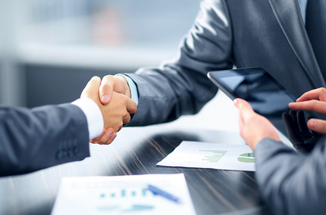 Vakanzüberbrückung und Führungsunterstützung. Manager-Hände im Handschlag – Visualisierung von Interim-Führung, Vakanzüberbrückung und strategischer Führungsunterstützung