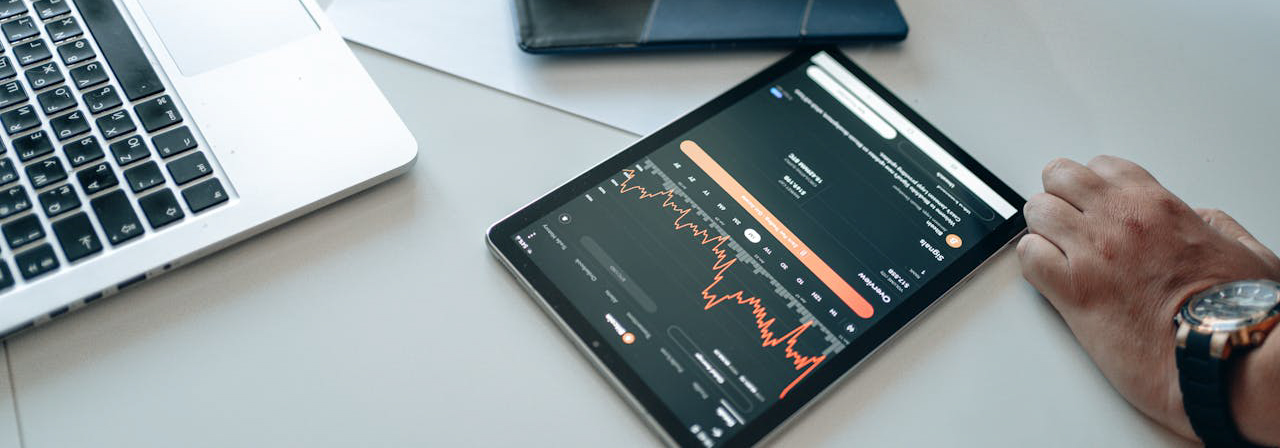 Vertriebssteuerung und Channel Excellence. Manager schreibt Notizen in Filofax während er Vertriebszahlen analysiert – Visualisierung von Channel Excellence und internationaler Vertriebssteuerung